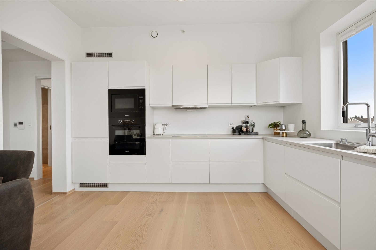 Lekkert kjøkken fra kvalitetsleverandøren HTH. Kjøkkenet er romslig og man har god plass til frokostbord her. Galleribilde