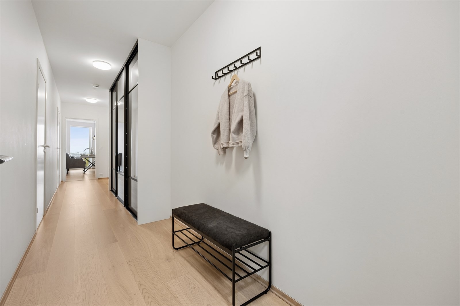 Romslig entre/gang med god plass til å henge fra seg diverse yttertøy. Her har man også stort garderobeskap. Galleribilde