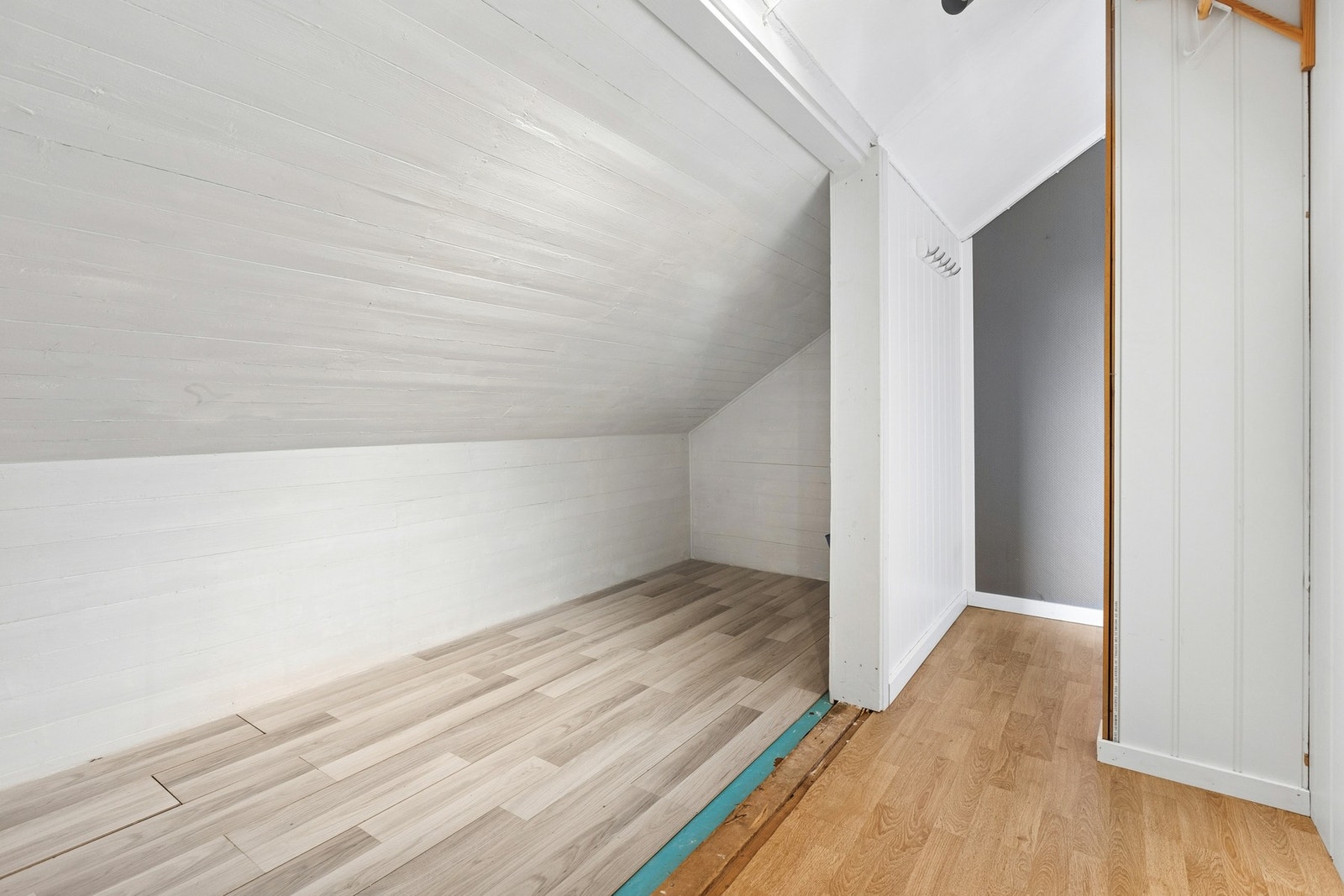 Garderobe/bod på loft. Galleribilde