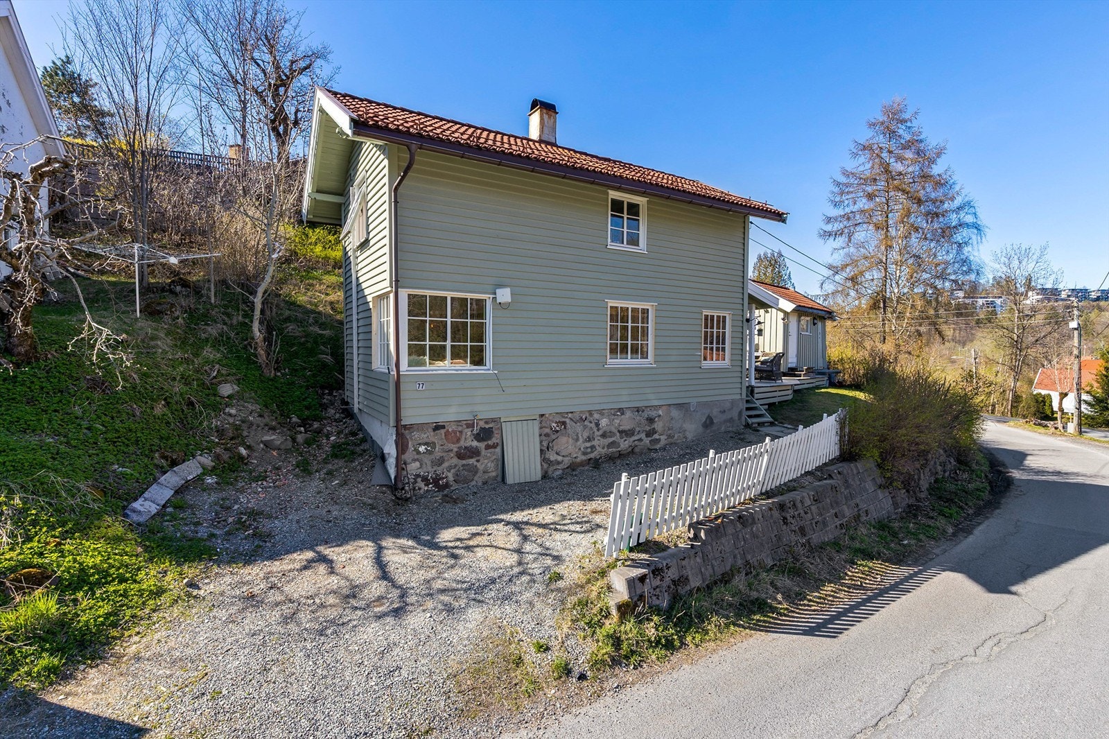 Her får du en bolig med en meget landlig beliggenhet mot idyllisk landbruksområde. Nærområdet består av spredt boligbebyggelse og landbruksarealer i rolige og naturskjønne omgivelser på Hvalstad. Galleribilde