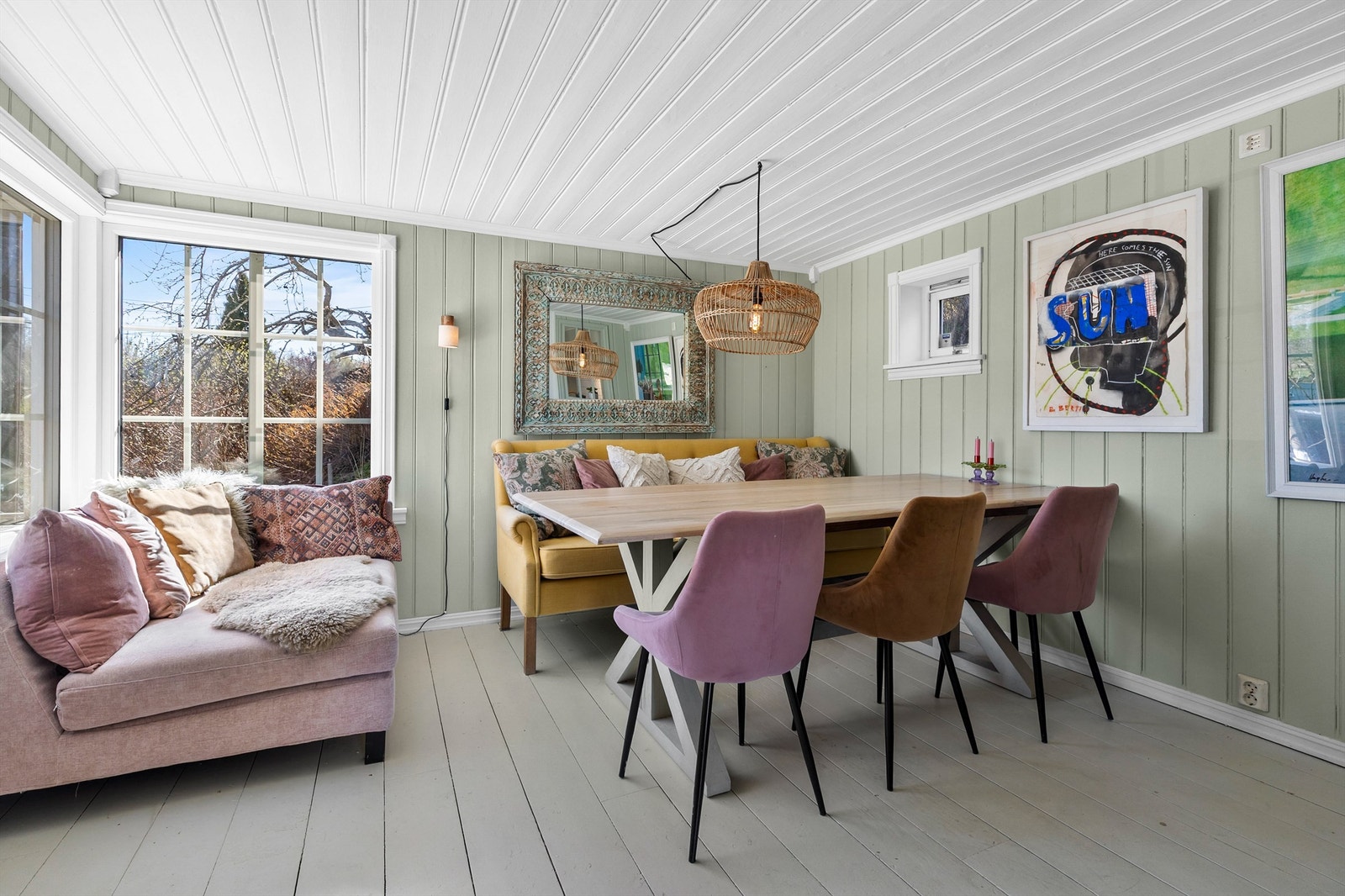 Stue med plass til sittegruppe, TV-område og mindre spisebord. Galleribilde