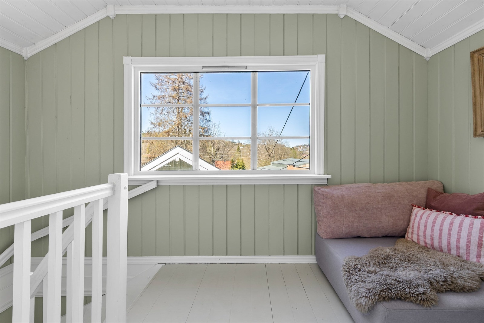 Koselig utsyn og plass til sofa eller mindre skrivebord om ønskelig. Galleribilde