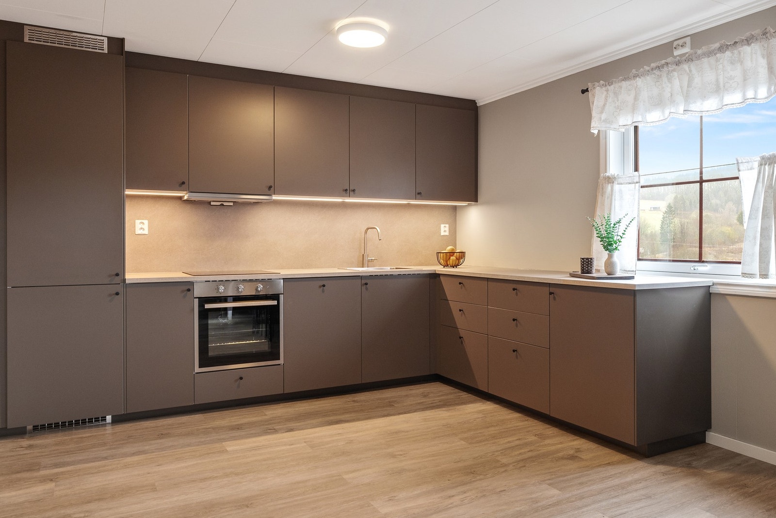 God plass til både matlaging og oppbevaring Galleribilde