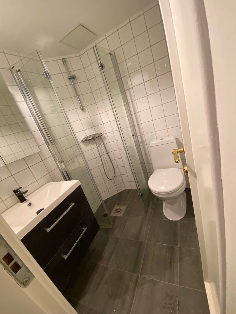 Pent flislagt bad med varmekabler. Galleribilde