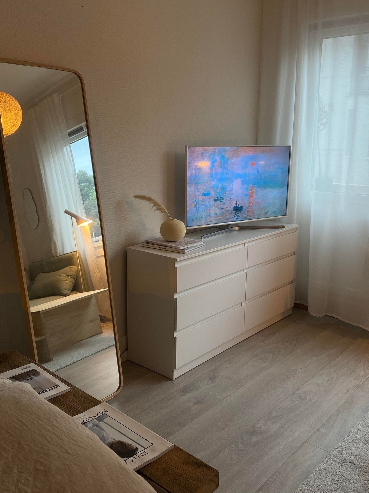 Fra stuen er det utgang til balkong. Galleribilde