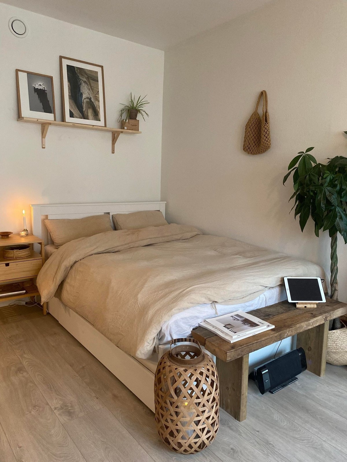I stuen er det god plass til både sofa og seng. Galleribilde