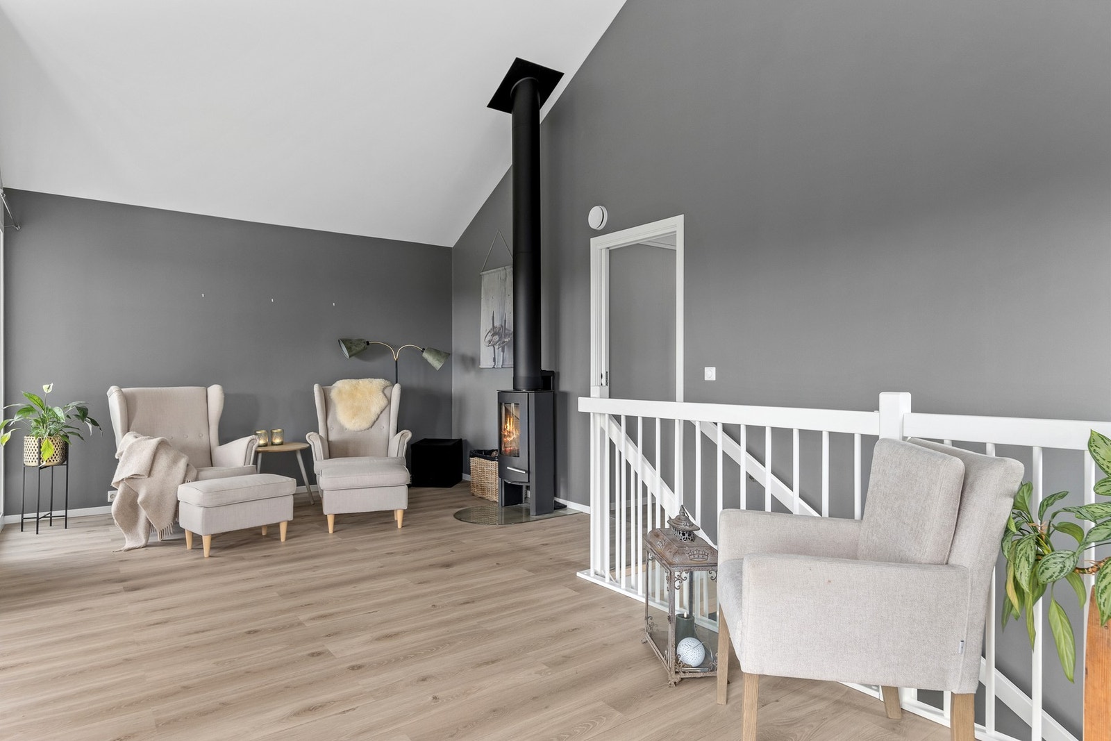 Stemningsfull loftstue med vedovn og gode plassforhold - en lun sone for avslapning året rundt. Galleribilde