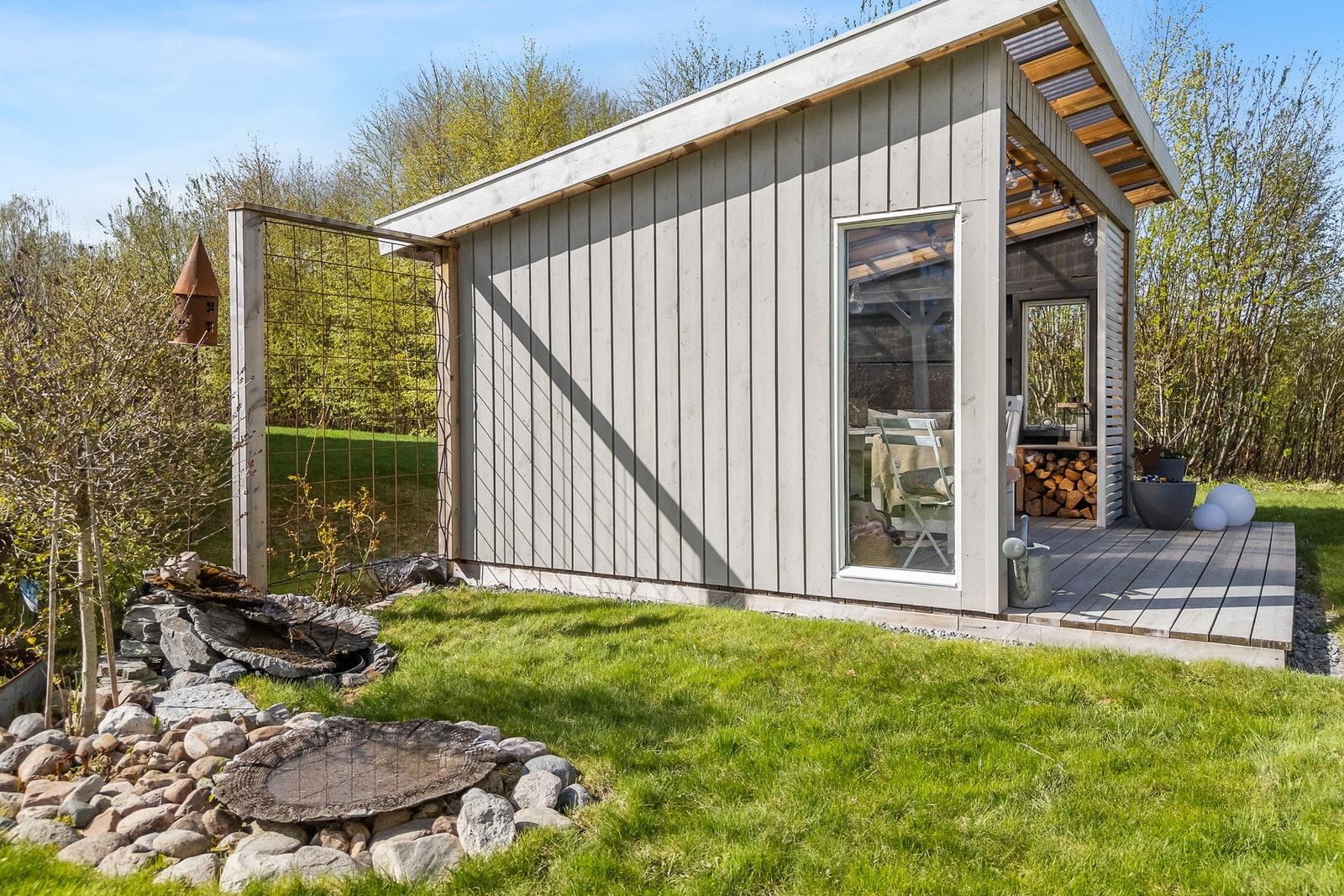 Lun og innbydende, overbygd uteplass med spiseplass og grill - perfekt for lange sommerkvelder. Galleribilde