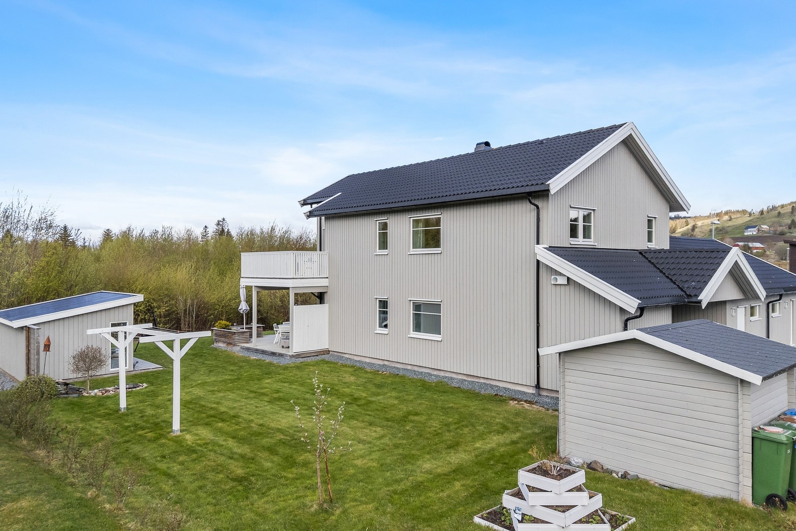 Moderne og velholdt fasade med tidsriktige materialvalg og attraktiv beliggenhet i rolig boligområde. Galleribilde