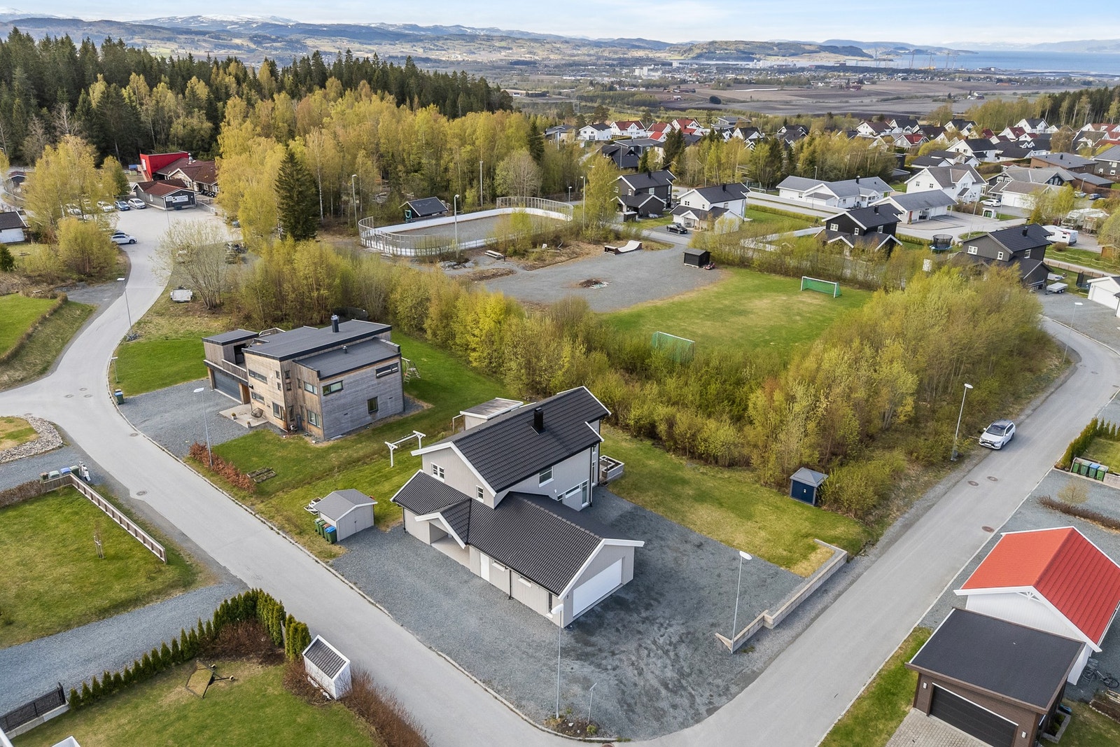 Attraktiv beliggenhet i etablert og barnevennlig boligområde med nærhet til grønne omgivelser og friarealer. Galleribilde