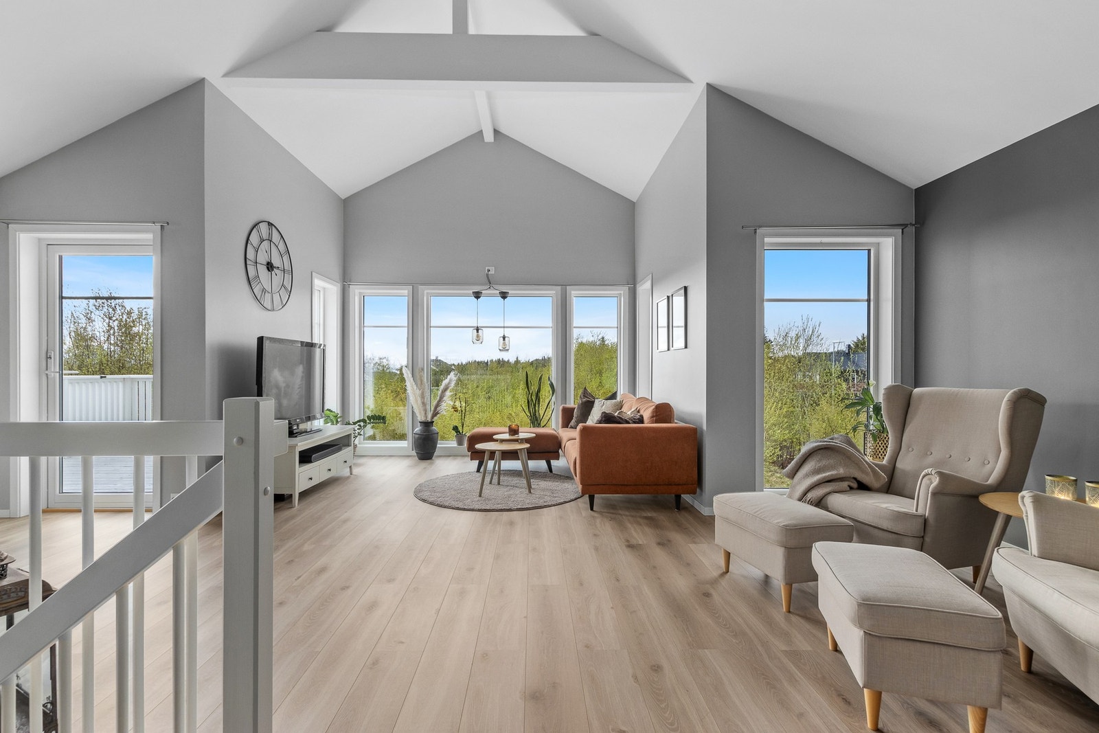 Flott loftstue med høy himling, store vindusflater og rikelig med naturlig lys - perfekt som ekstra oppholdsrom. Galleribilde