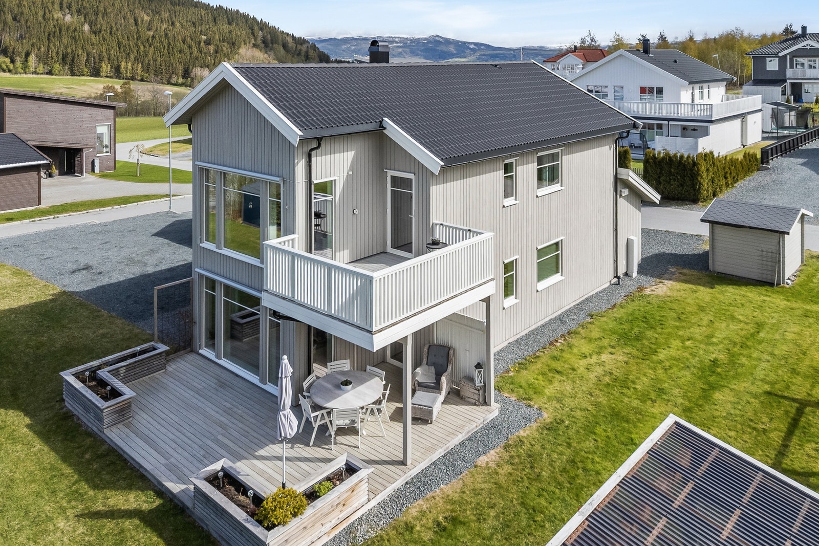 Romslig og moderne enebolig med terrasse, balkong og pent opparbeidet tomt - gode solforhold og skjermet uteplass. Galleribilde