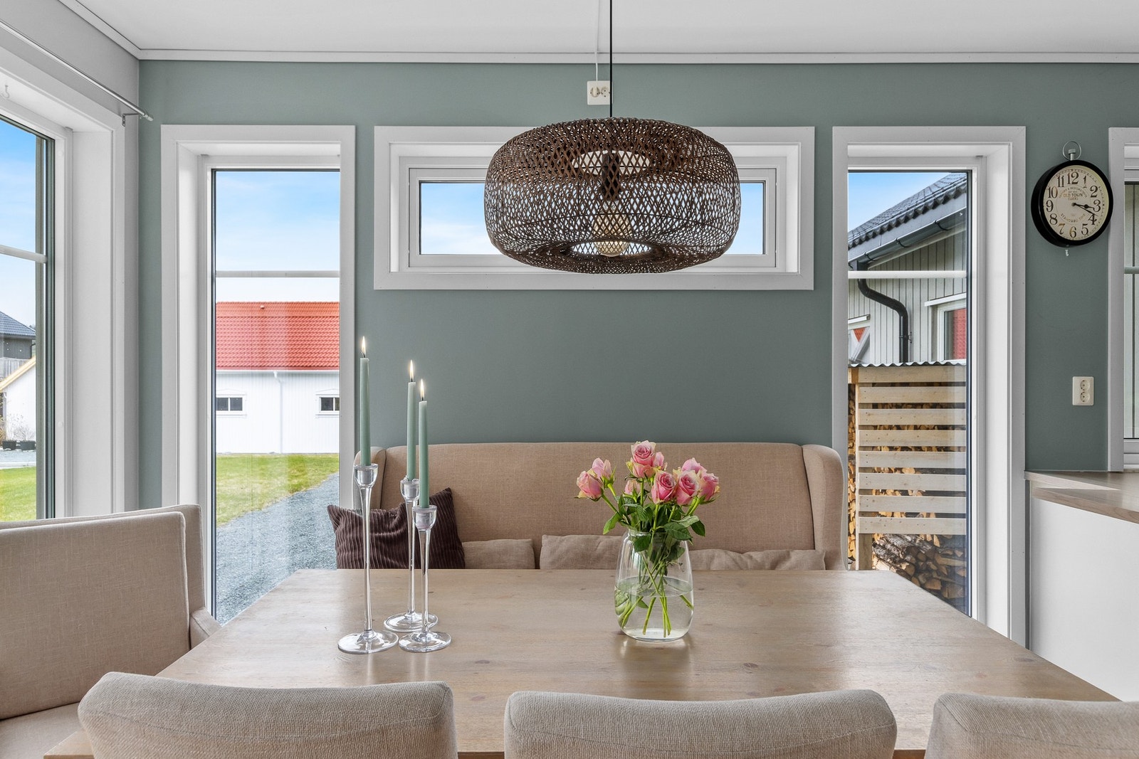 Lys og trivelig spisestue med plass til langbord, store vindusflater. Galleribilde