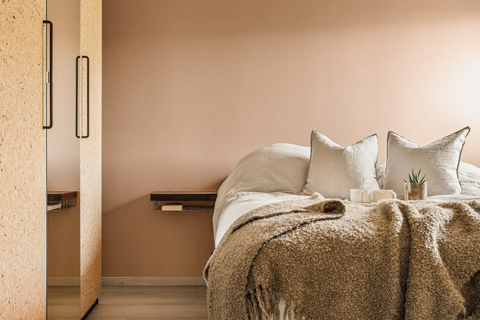 Her er det god plass til en stor seng med nattbord på hver side, samt oppbevaringsplass i en praktisk garderobe. Galleribilde