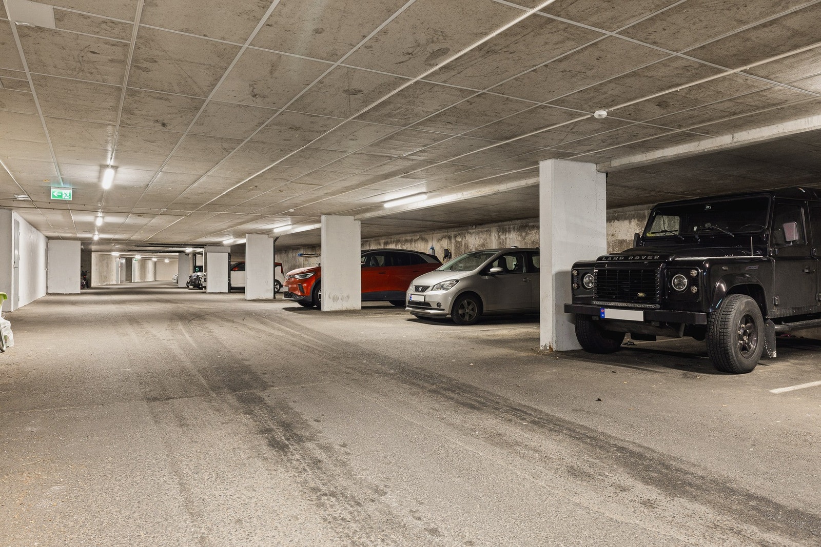 Det medfølger en fast parkeringsplass i garasjeanlegget, hvor man kan installere el-bil lader for egen regning. Galleribilde