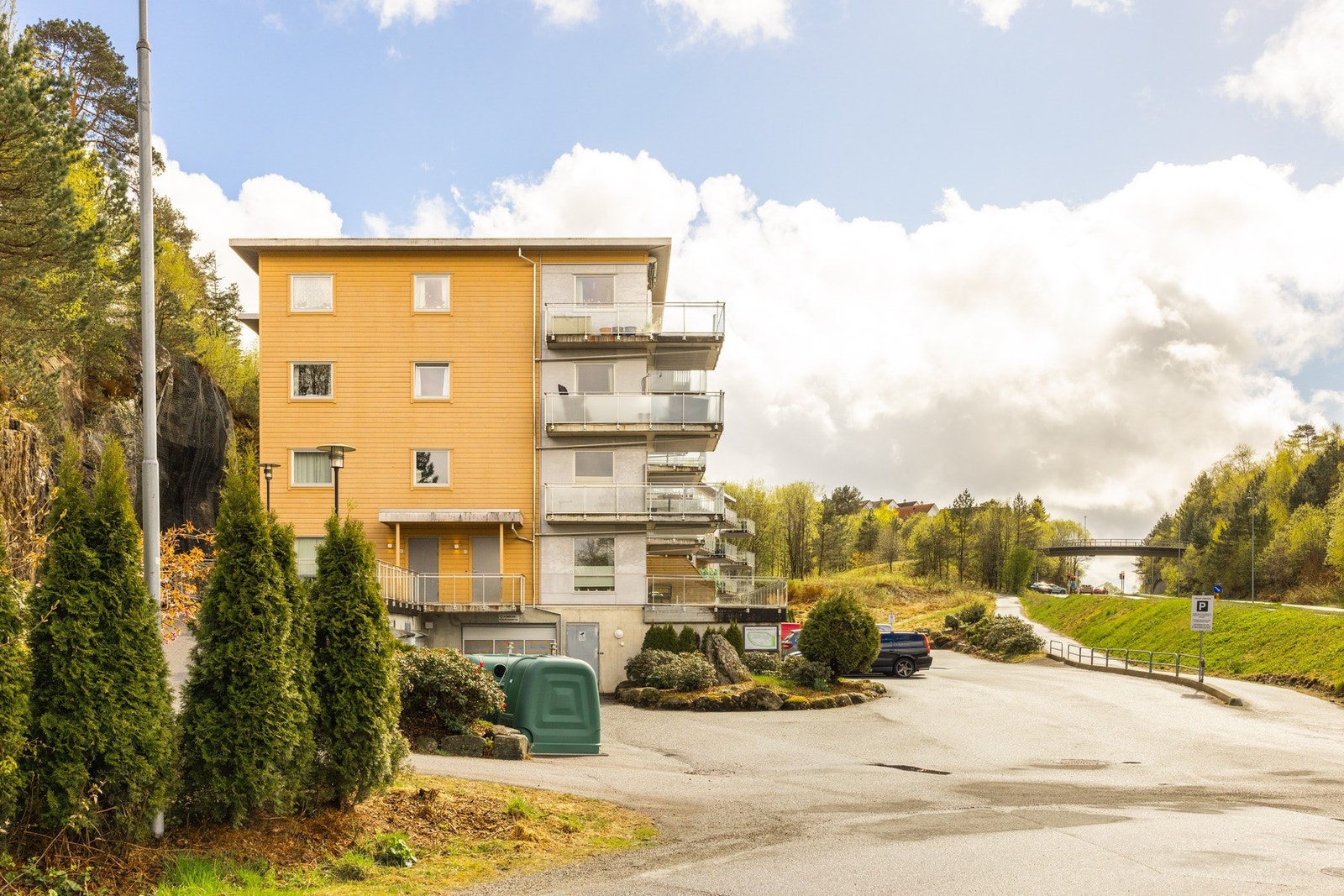 I underetasjen er det et felles garasjeanlegg. Galleribilde