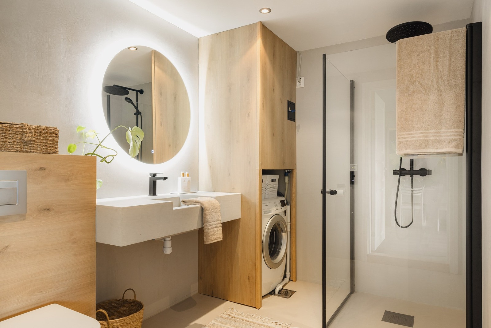 Badet måles til 5,8 kvm. og er belagt med microsement på gulv og vegger. Det er også innfelte downlights i himling og underliggende varmekabler. Galleribilde