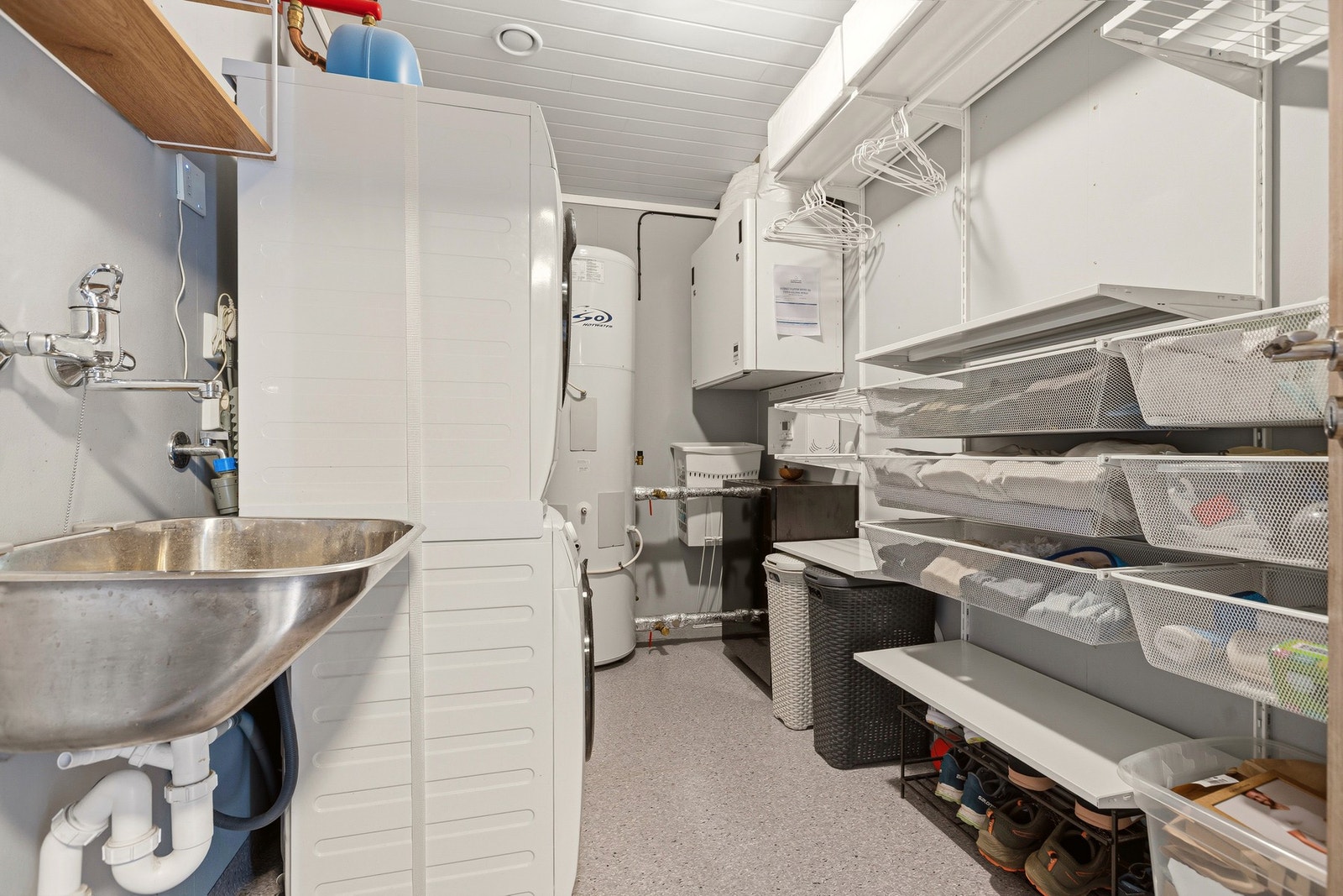 I tilknytning til entrèn er vaskerommet med garderobeløsning og opplegg for vaskemaskin og tørketrommel. Galleribilde