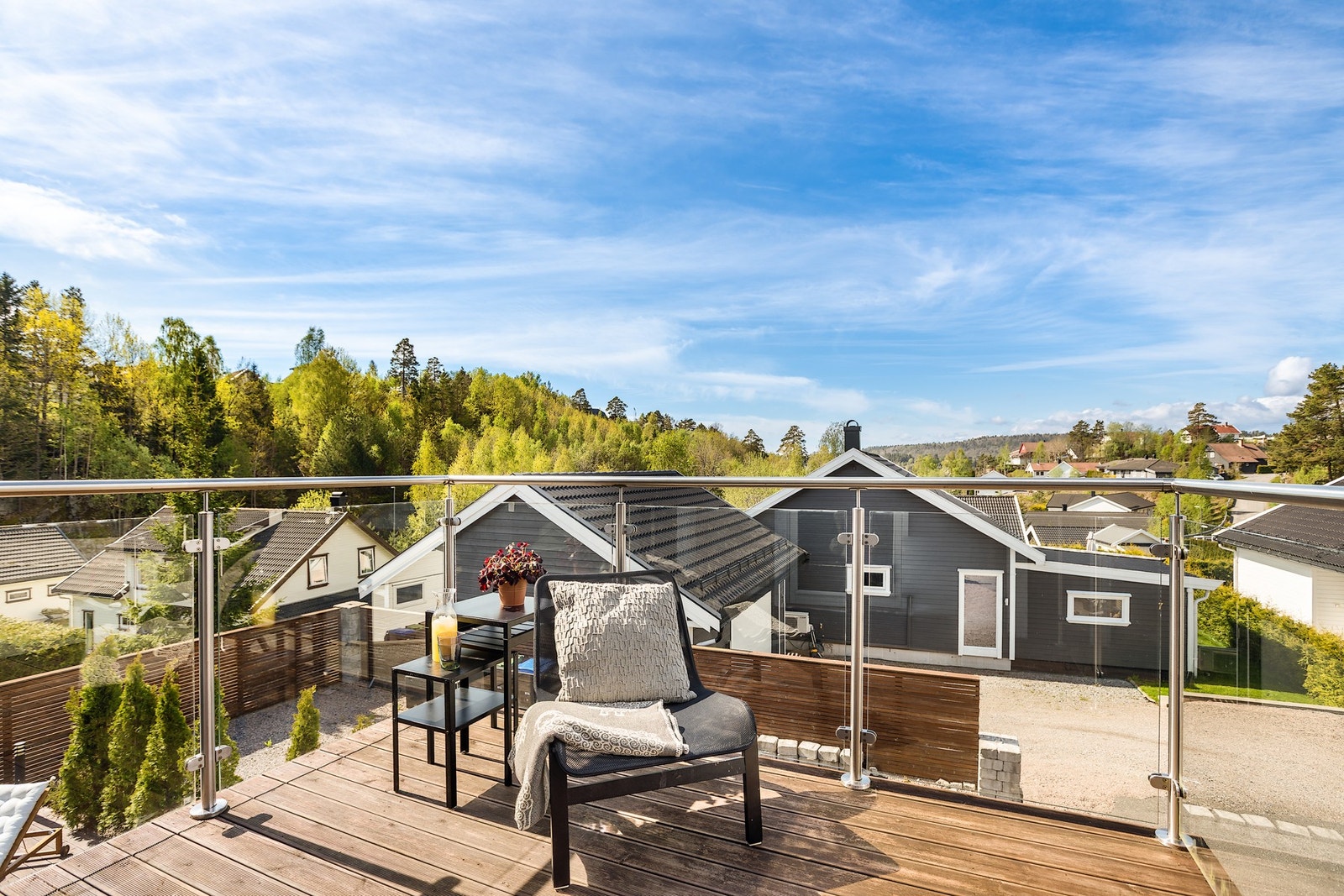 På verandaen er det hyggelig utsikt utover nærområdet. Galleribilde