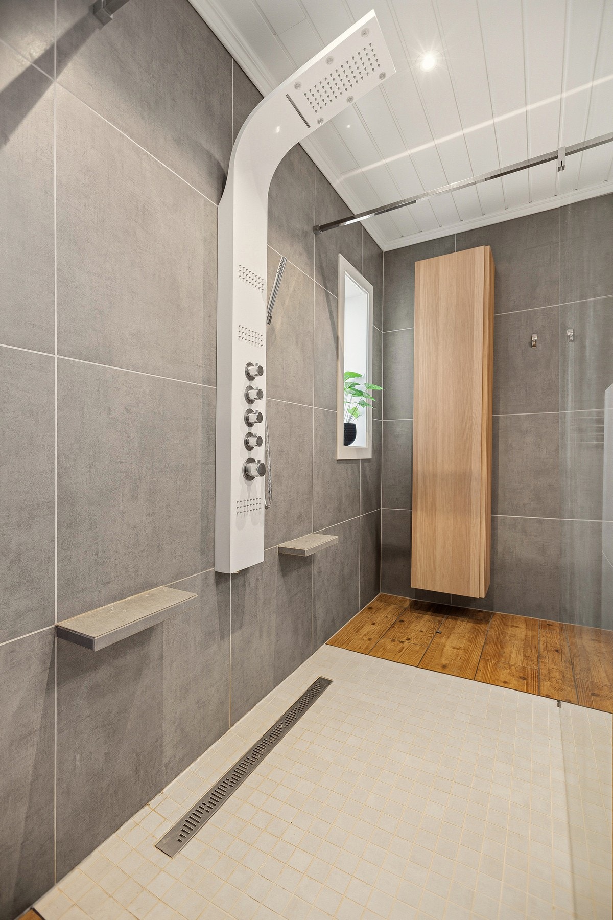 Badet er innredet med en større dusj-sone og badekar for ekstra hverdagsluksus. Galleribilde