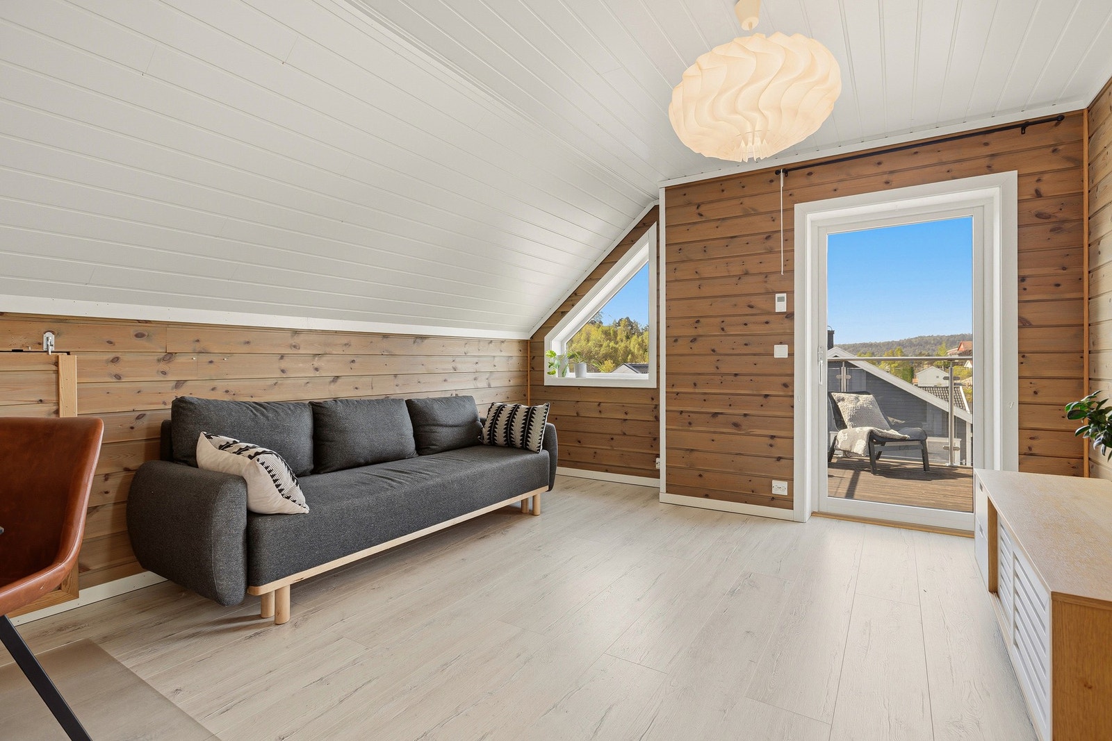 Fra stuen er det utgang til en hyggelig veranda. Galleribilde