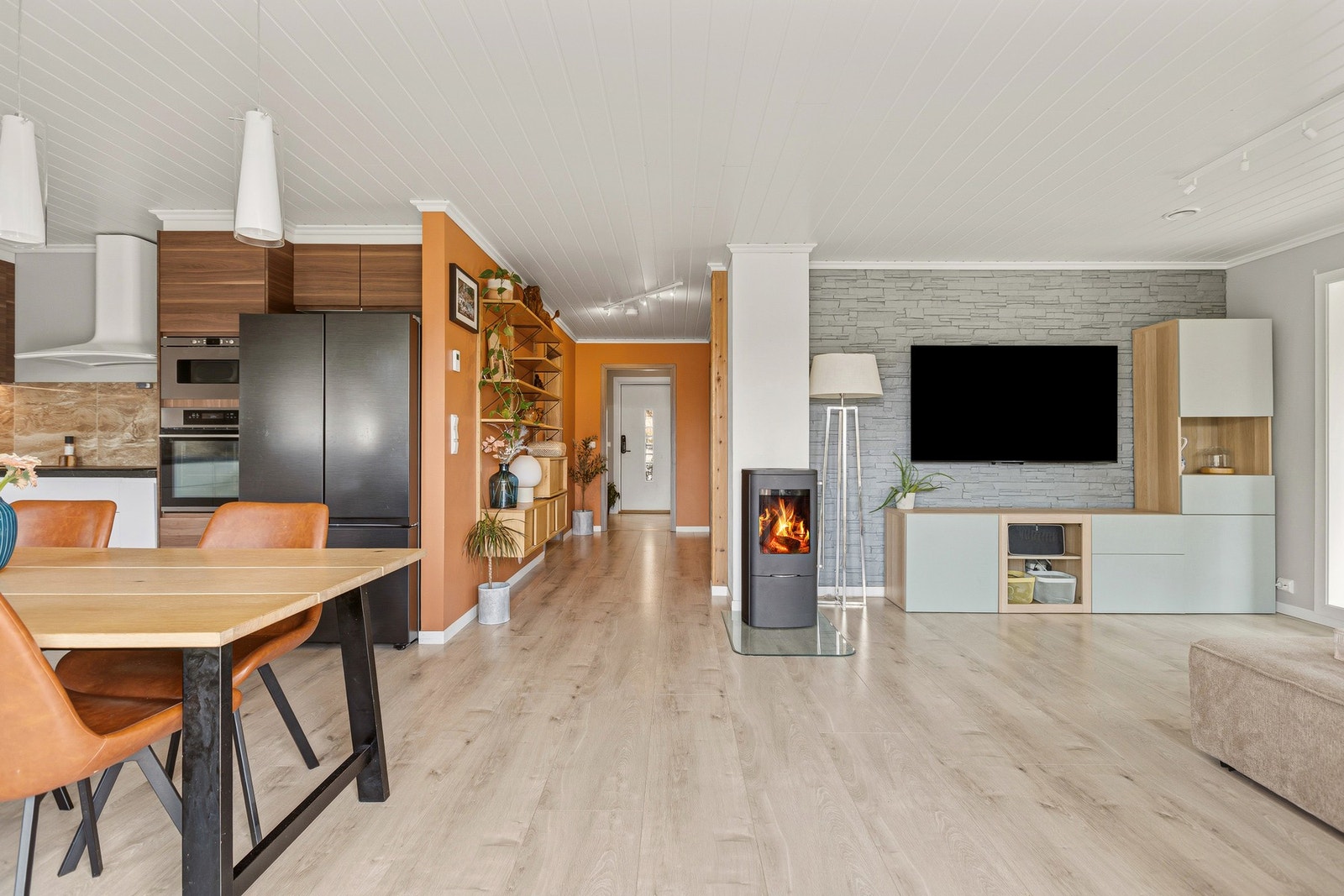 Boligen har 1-stavs laminatgulv og overflatene er malt i en moderne farge. Galleribilde