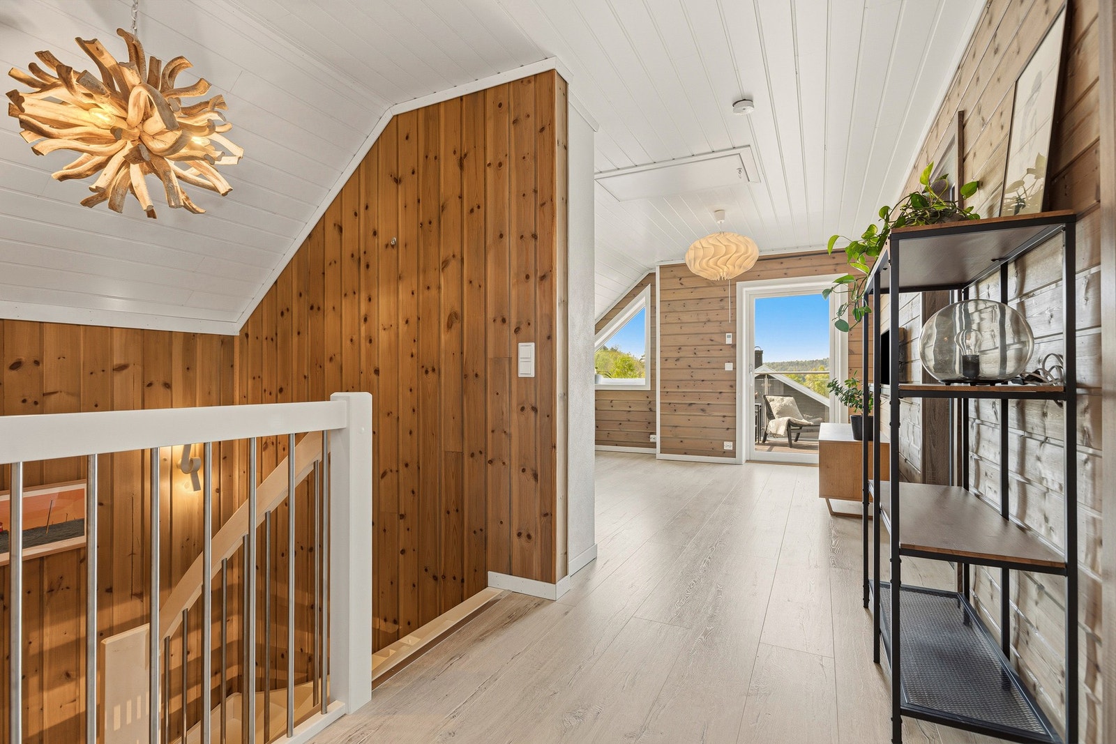 I denne etasjen finner vi 2 soverom, loftstue og baderom. Galleribilde