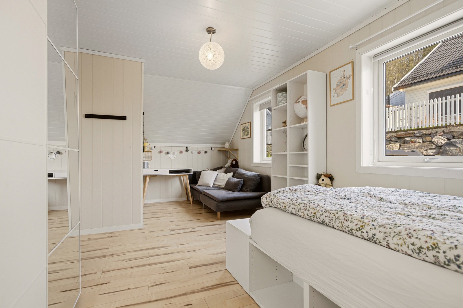 Her er det god plass til dobbeltseng, nattbord og garderobe. Galleribilde