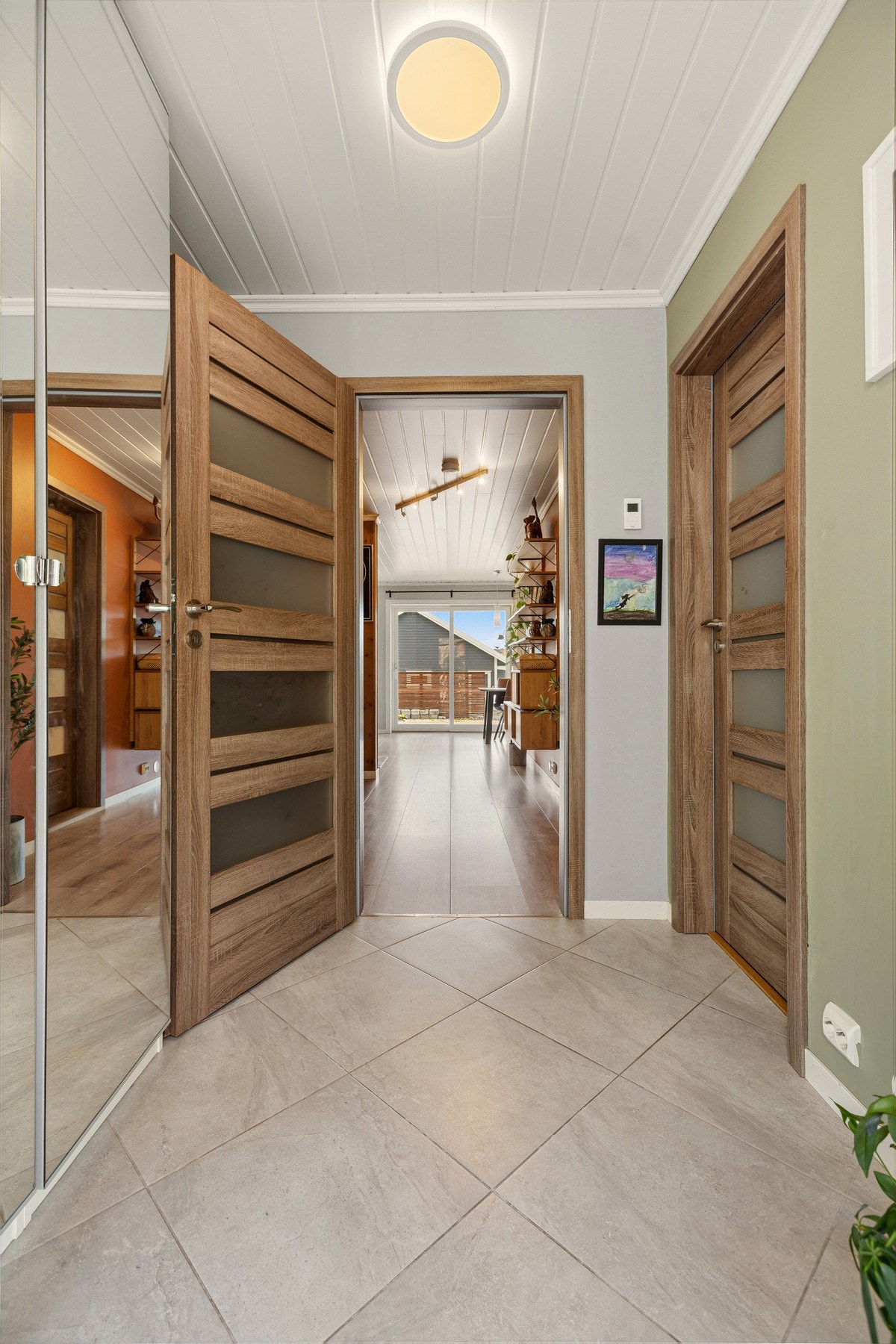 Entrè med gode lagringsmuligheter i garderobe. Galleribilde
