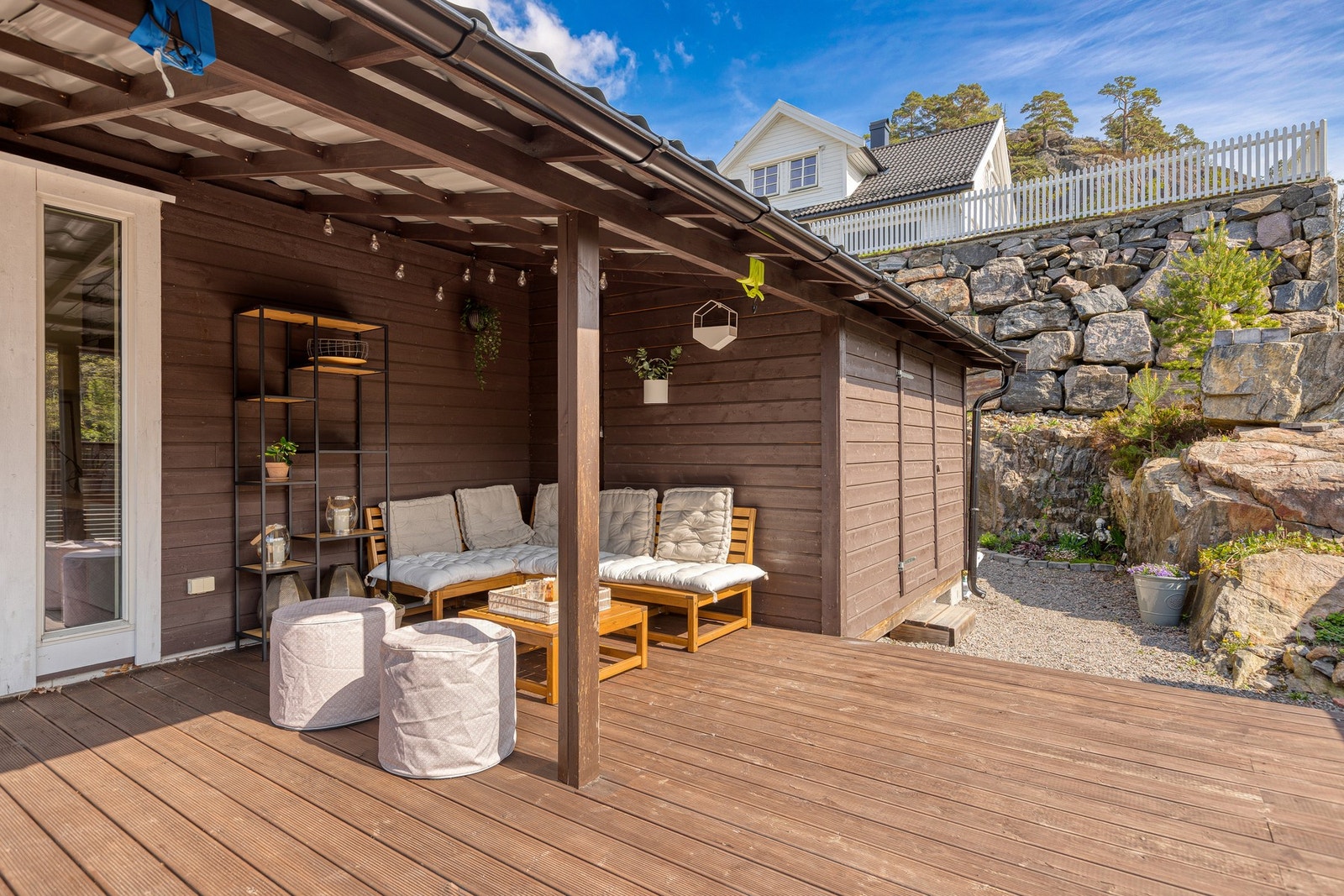 På terrassen er det god plass til flere soner. Galleribilde