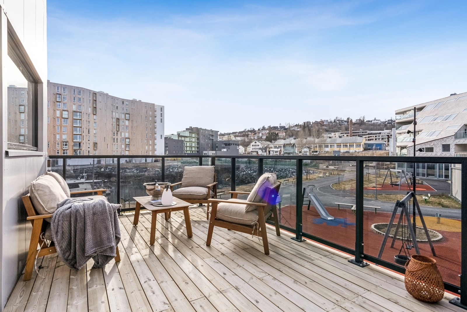 Stor terrasse med gode solforhold hele døgnet Galleribilde