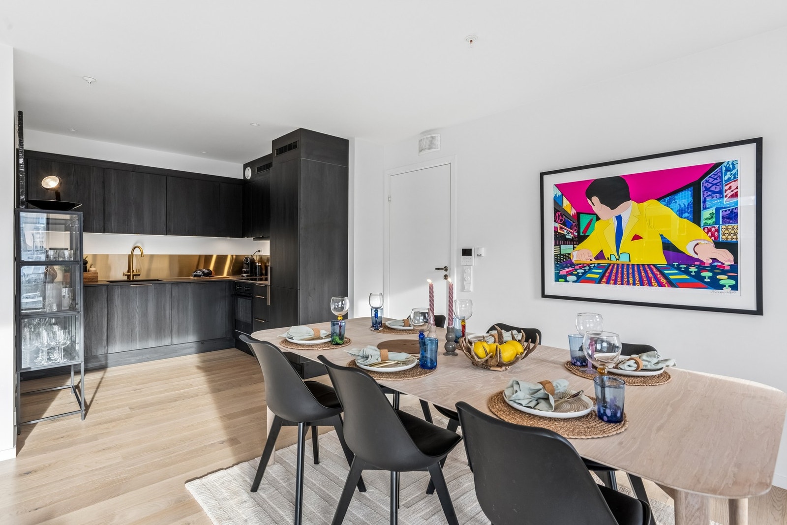 Leiligheten var ny i 2025 og har 1-stavs eikeparkett på gulv, downlights i stue, kjøkken, gang og bad Galleribilde