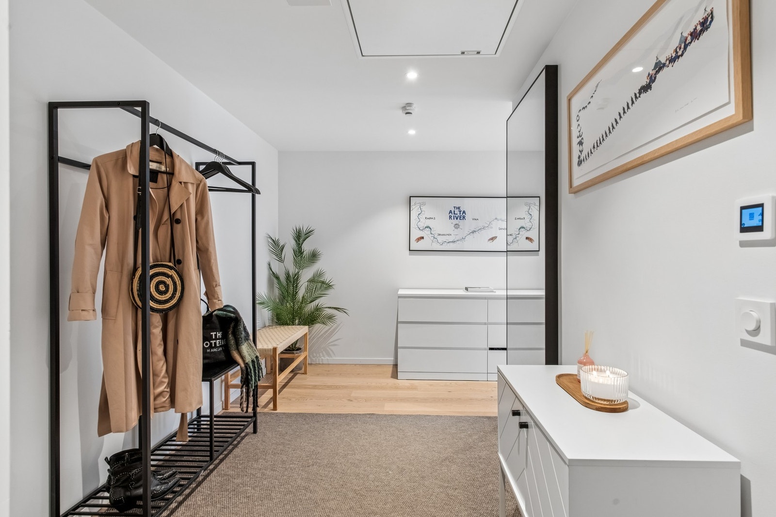 Fra entreen er det direkte tilgang til bad og oppholdsrom. Galleribilde