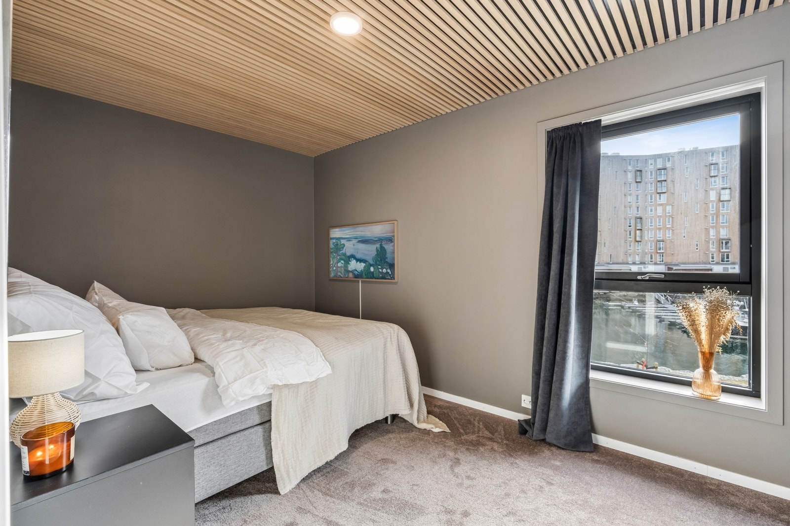 Hovedsoverommet har en elegant himling med akustikkplater som gir et lunt preg og god lyddemping. Galleribilde