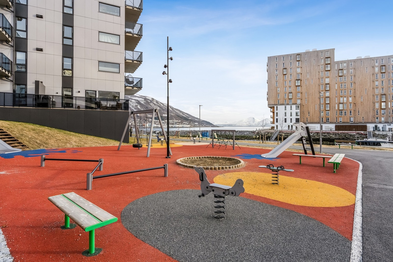 Uteområdene inkluderer lekeplass og benker, og er skjermet fra trafikk. Galleribilde