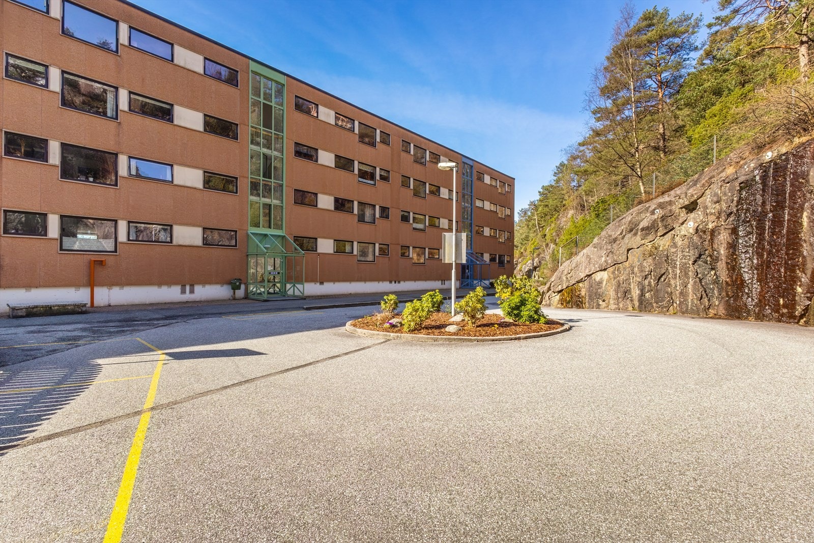 Velholdt inngangsparti med belegningsstein og fine blomsterbed. Kjørevei helt opp til inngangspartiet for enkel av- og pålessing Galleribilde