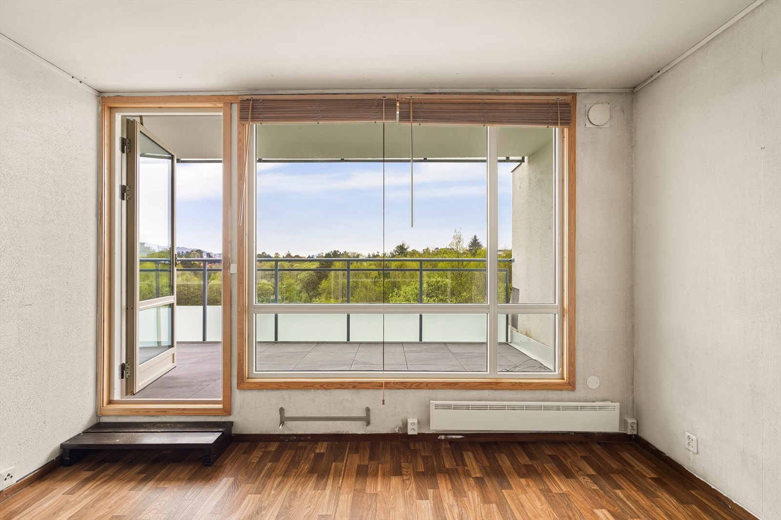 Lys stue med utgang til stor, sørvestvendt altan på ca 16 m², som er delvis overbygd og kan brukes hele året Galleribilde