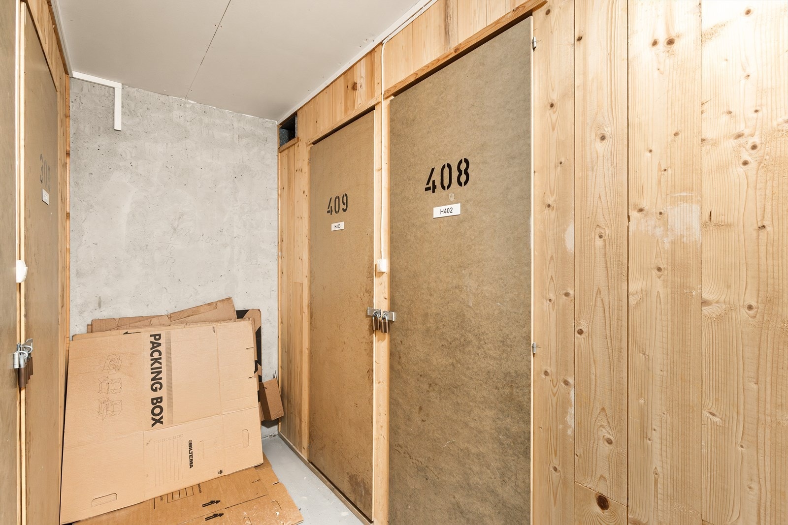 Bodplass også i ekstern bod lavere i blokken. Boden er ikke oppmålt, men anslått til ca 2 m² Galleribilde