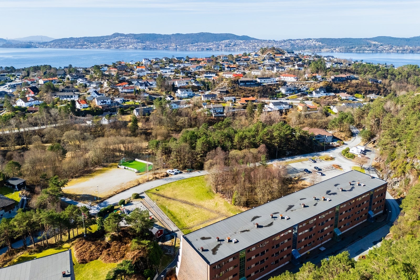 Borettslaget ligger tilbaketrukket fra hovedveien skjermet for sjenerende støy Galleribilde