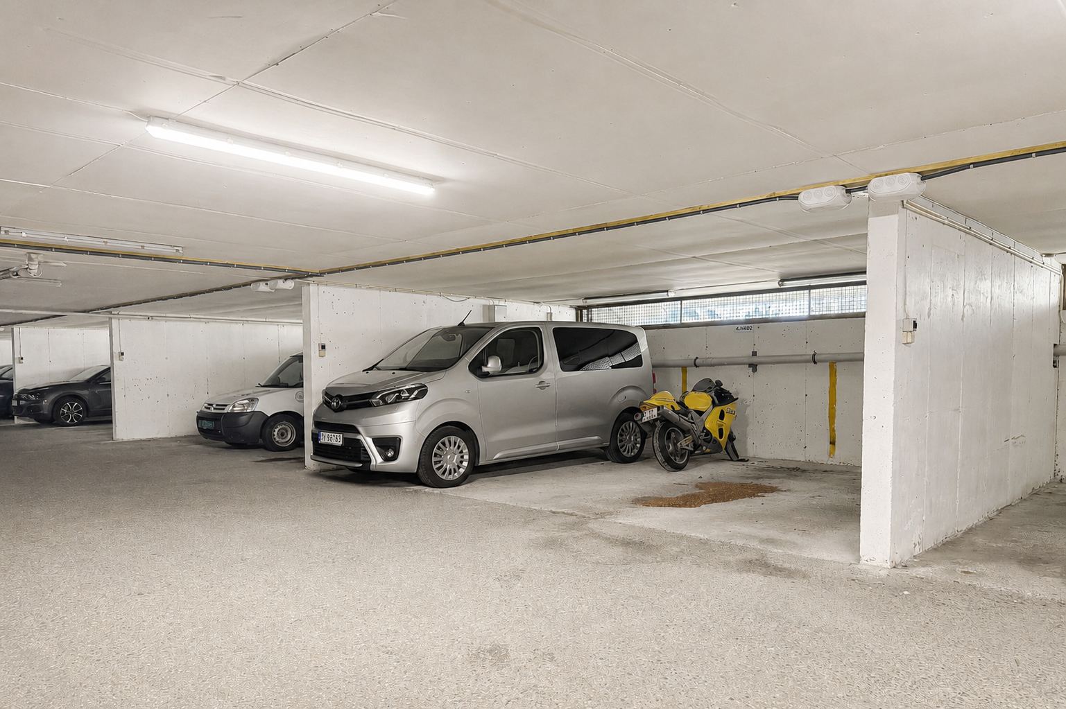 Fast plass i felles garasjeanlegg, som har innvendig tilkomst i blokken i denne oppgangen Galleribilde