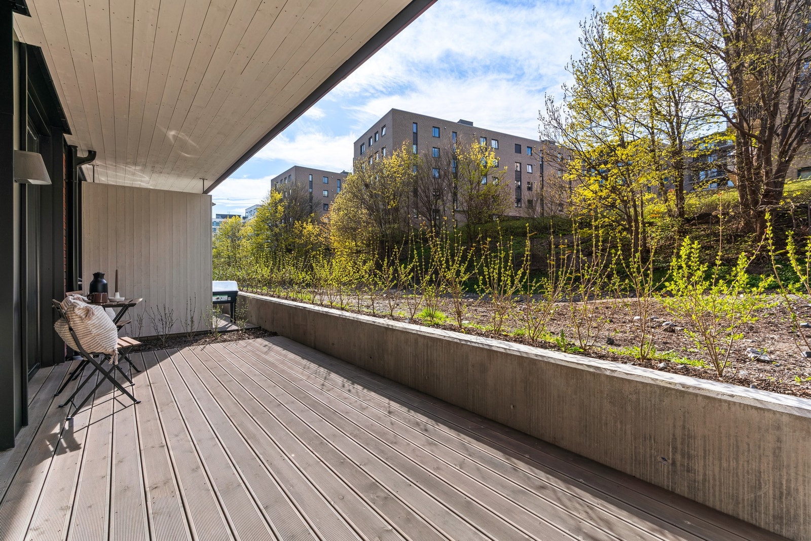Stor og vestvendt markterrasse på hele 13 kvm, vendt mot rolige og usjenerte omgivelser Galleribilde
