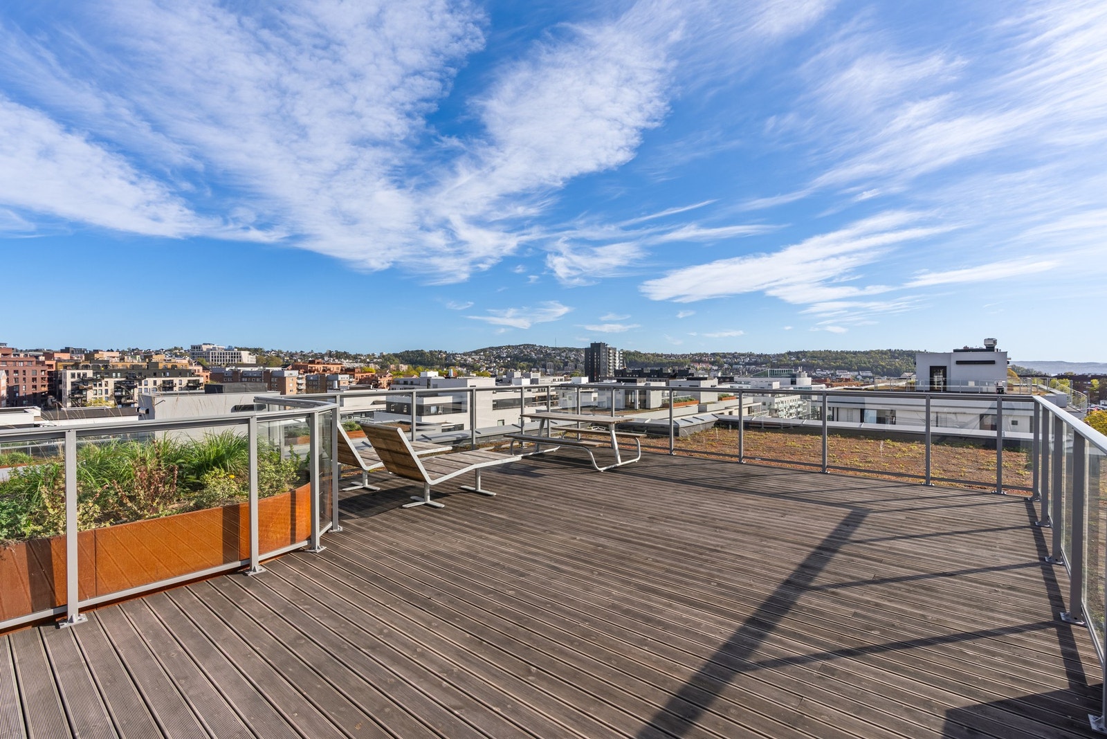 Felles takterrasse med sittegrupper, solsenger og nydelig utsikt Galleribilde