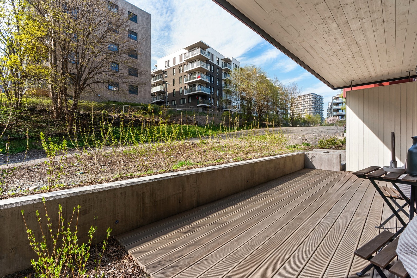 Stor og vestvendt markterrasse på hele 13 kvm, vendt mot rolige og usjenerte omgivelser Galleribilde
