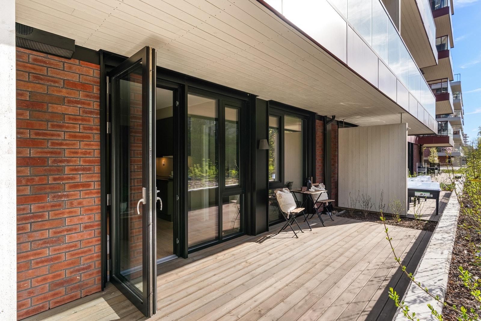Stor og vestvendt markterrasse på hele 13 kvm, vendt mot rolige og usjenerte omgivelser Galleribilde