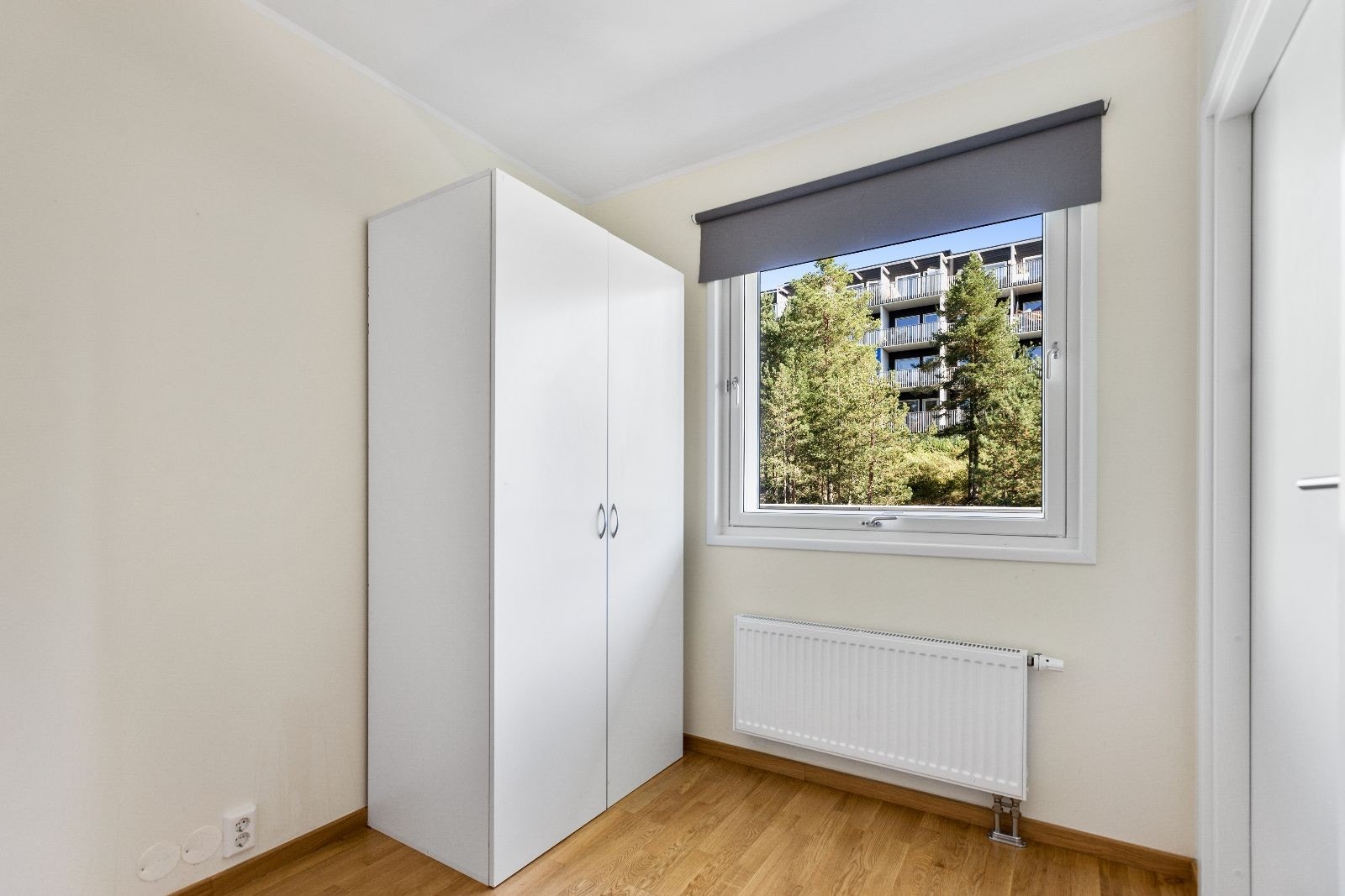 Soverom er av god størrelse med plass til dobbeltseng og skap. Galleribilde