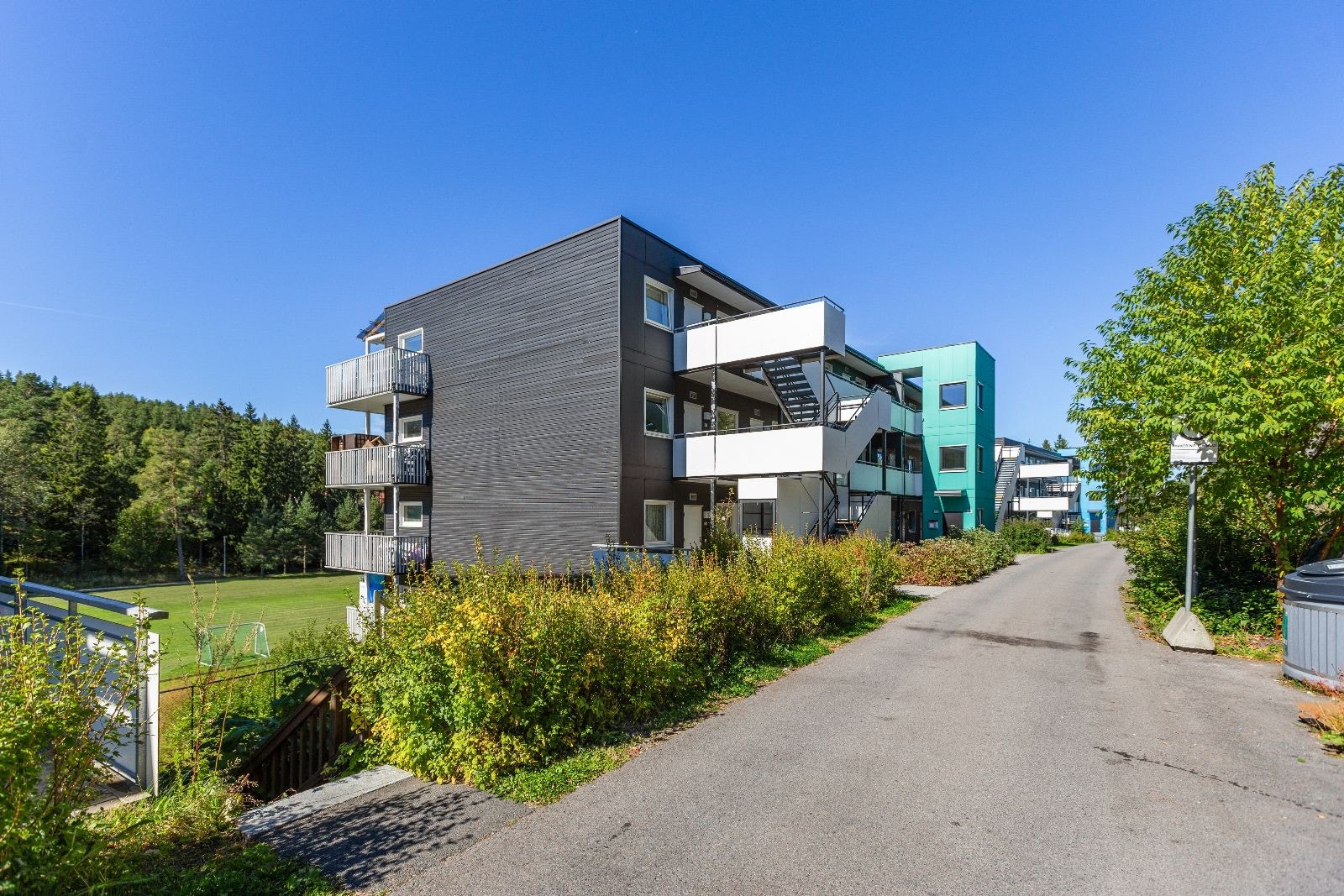 Velkommen til Seterbråtveien 115. Leiligheten ligger i øverste etasje. Galleribilde