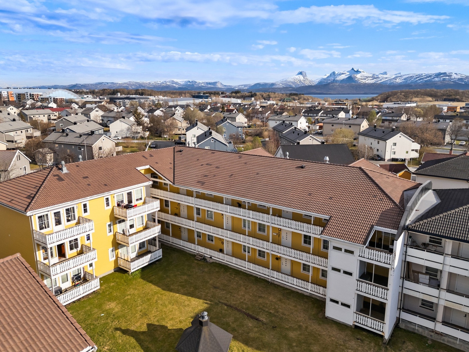 Felleshage med grillstue. Galleribilde