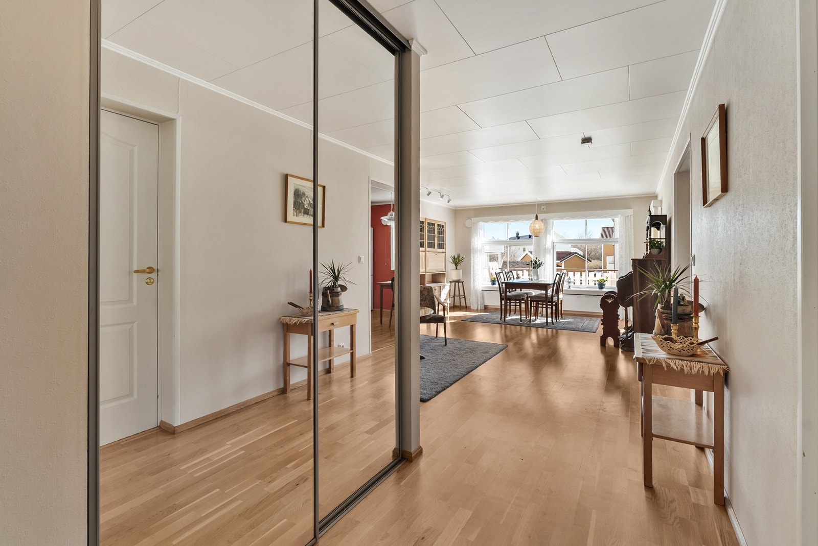 Praktisk skyvedørsgarderobe i gang. Galleribilde