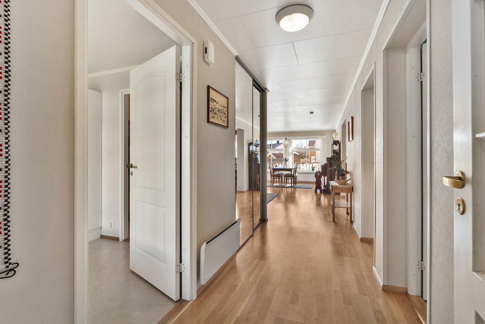 Gang med skyvedørsgarderobe Galleribilde
