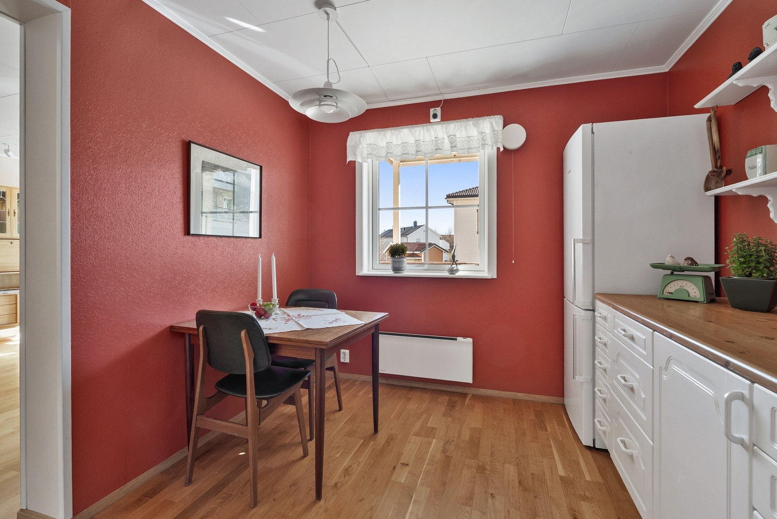 Kjøkken med plass for spisebord. Galleribilde